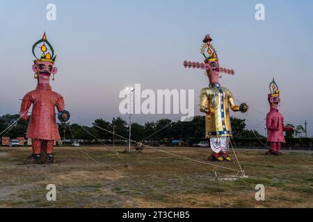 Gandhinagar, Gujarat, Inde. 24 octobre 2023. Ravana brûla à Ahmedabad alors qu'une foule nombreuse se rassemblait pour regarder le spectacle. L'incendie de l'effigie de Ravana a eu lieu lors de la mise en scène de Ramlila au festival Vijayadashami, qui a eu lieu le mardi 24 octobre 2023. L'événement a été accompagné de grands feux d'artifice alors que les flammes émergent de l'effigie brûlante du roi démon Ravana, dans le cadre des célébrations de Dussehra à Ahmedabad. (Image de crédit : © Saurabh Sirohiya/ZUMA Press Wire) USAGE ÉDITORIAL SEULEMENT! Non destiné à UN USAGE commercial ! Banque D'Images