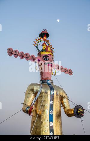 Gandhinagar, Gujarat, Inde. 24 octobre 2023. Ravana brûla à Ahmedabad alors qu'une foule nombreuse se rassemblait pour regarder le spectacle. L'incendie de l'effigie de Ravana a eu lieu lors de la mise en scène de Ramlila au festival Vijayadashami, qui a eu lieu le mardi 24 octobre 2023. L'événement a été accompagné de grands feux d'artifice alors que les flammes émergent de l'effigie brûlante du roi démon Ravana, dans le cadre des célébrations de Dussehra à Ahmedabad. (Image de crédit : © Saurabh Sirohiya/ZUMA Press Wire) USAGE ÉDITORIAL SEULEMENT! Non destiné à UN USAGE commercial ! Banque D'Images