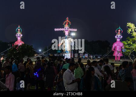 Gandhinagar, Gujarat, Inde. 24 octobre 2023. Ravana brûla à Ahmedabad alors qu'une foule nombreuse se rassemblait pour regarder le spectacle. L'incendie de l'effigie de Ravana a eu lieu lors de la mise en scène de Ramlila au festival Vijayadashami, qui a eu lieu le mardi 24 octobre 2023. L'événement a été accompagné de grands feux d'artifice alors que les flammes émergent de l'effigie brûlante du roi démon Ravana, dans le cadre des célébrations de Dussehra à Ahmedabad. (Image de crédit : © Saurabh Sirohiya/ZUMA Press Wire) USAGE ÉDITORIAL SEULEMENT! Non destiné à UN USAGE commercial ! Banque D'Images