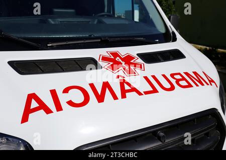 description détail de la voiture ambulance générique, avec des lettres rouges en portugais : ambulancia Banque D'Images