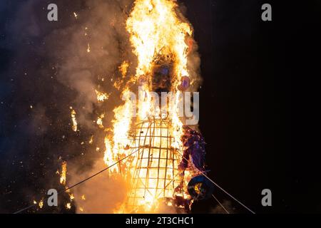 Gandhinagar, Gujarat, Inde. 24 octobre 2023. Ravana brûla à Ahmedabad alors qu'une foule nombreuse se rassemblait pour regarder le spectacle. L'incendie de l'effigie de Ravana a eu lieu lors de la mise en scène de Ramlila au festival Vijayadashami, qui a eu lieu le mardi 24 octobre 2023. L'événement a été accompagné de grands feux d'artifice alors que les flammes émergent de l'effigie brûlante du roi démon Ravana, dans le cadre des célébrations de Dussehra à Ahmedabad. (Image de crédit : © Saurabh Sirohiya/ZUMA Press Wire) USAGE ÉDITORIAL SEULEMENT! Non destiné à UN USAGE commercial ! Banque D'Images