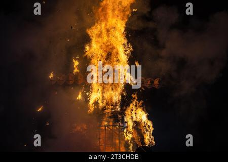 Gandhinagar, Gujarat, Inde. 24 octobre 2023. Ravana brûla à Ahmedabad alors qu'une foule nombreuse se rassemblait pour regarder le spectacle. L'incendie de l'effigie de Ravana a eu lieu lors de la mise en scène de Ramlila au festival Vijayadashami, qui a eu lieu le mardi 24 octobre 2023. L'événement a été accompagné de grands feux d'artifice alors que les flammes émergent de l'effigie brûlante du roi démon Ravana, dans le cadre des célébrations de Dussehra à Ahmedabad. (Image de crédit : © Saurabh Sirohiya/ZUMA Press Wire) USAGE ÉDITORIAL SEULEMENT! Non destiné à UN USAGE commercial ! Banque D'Images