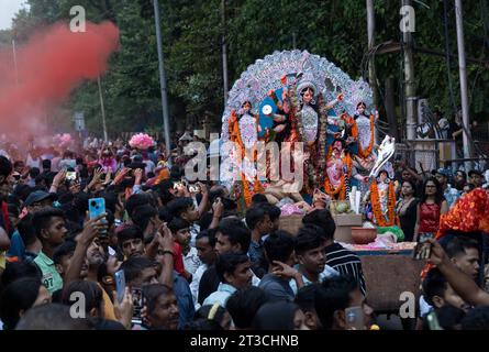 24 octobre 2023 : marche à pied des dévots avec l'idole Durga pour plonger dans la rivière Brahmapoutre à la fin du festival Durga Puja ou Dashami, le 24 octobre 2023 à Guwahati, Assam, Inde. Durga Puja est l'un des festivals les plus importants en Inde. (Image de crédit : © David Talukdar/ZUMA Press Wire) USAGE ÉDITORIAL SEULEMENT! Non destiné à UN USAGE commercial ! Banque D'Images