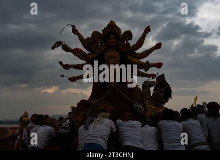 24 octobre 2023 : les travailleurs de la Guwahati Municipal Corporation (GMC) ont ramassé une idole Durga pour plonger dans la rivière Brahmapoutre à la fin du festival Durga Puja ou Dashami, le 24 octobre 2023 à Guwahati, Assam, en Inde. Durga Puja est l'un des festivals les plus importants en Inde. (Image de crédit : © David Talukdar/ZUMA Press Wire) USAGE ÉDITORIAL SEULEMENT! Non destiné à UN USAGE commercial ! Banque D'Images