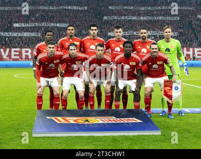 Berlin, Allemagne. 24 octobre 2023. Football : Ligue des Champions, 1. FC Union Berlin - SSC Napoli, phase de groupes, Groupe C, Journée 3, Olympiastadion, Union commence onze files d'attente pour une photo d'équipe avant le coup d'envoi. 1e rangée de gauche à droite : Robin Gosens, Brenden Aaronson, Janik Haberer, David Datro Fofana et Christopher Trimmel, 2e rangée de droite à droite : Sheraldo Becker, Danilho Doekhi, Diogo Leite, Robin Knoche, Rani Khedira et le gardien Frederik Rönnow. Crédit : Andreas Gora/dpa/Alamy Live News Banque D'Images