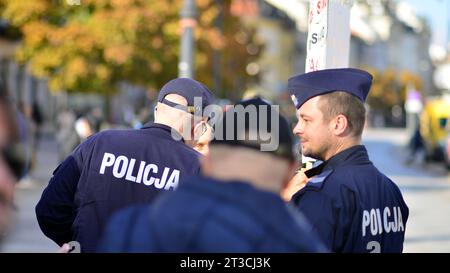 Varsovie, Pologne. 24 octobre 2023. La police sécurise la réunion post-électorale. Banque D'Images