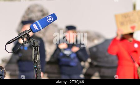 Varsovie, Pologne. 24 octobre 2023. Microphone avec le logo de la chaîne d'informations TV. Signe RBB. ARD. Banque D'Images