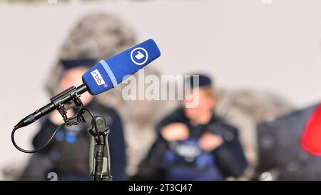 Varsovie, Pologne. 24 octobre 2023. Microphone avec le logo de la chaîne d'informations TV. Signe RBB. ARD. Banque D'Images