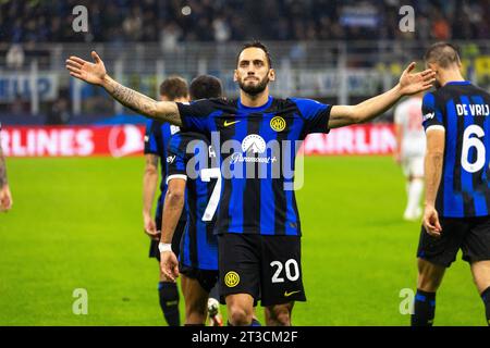 Hakan Calhanoglu célèbre après avoir marqué un but lors du match de football de l'UEFA Champions League entre le FC Internazionale et le FC Salzbourg au stade Giuseppe Meazza de Milan, Italie, le 24 2023 octobre Credit : Mairo Cinquetti/Alamy Live News Banque D'Images