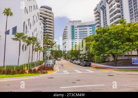 Belle vue sur la rue à Miami Beach parmi les bâtiments résidentiels avec des voitures garées sur la route des deux côtés. ÉTATS-UNIS. Banque D'Images
