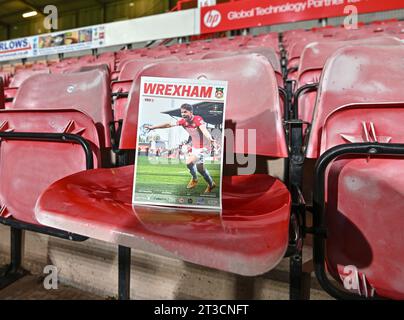 Wrexham, Royaume-Uni. 24 octobre 2023. Le programme du jour du match se tient pendant le Stok CAE Ras avant le match, Sky Bet League 2 Match Wrexham vs Sutton United à Stok CAE Ras, Wrexham, Royaume-Uni, le 24 octobre 2023 (photo par Cody Froggatt/News Images) à Wrexham, Royaume-Uni le 10/24/2023. (Photo de Cody Froggatt/News Images/Sipa USA) crédit : SIPA USA/Alamy Live News Banque D'Images