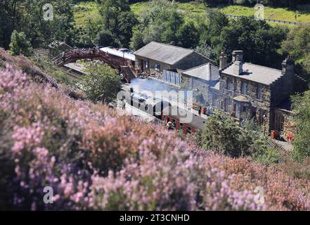 Jolie station Goathland sur la ligne de chemin de fer du patrimoine populaire North Yorkshire Moors Railway, sous le soleil de fin d'été, Royaume-Uni Banque D'Images