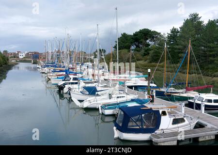 Yachts amarrés dans le port, Emsworth, Hampshire Banque D'Images