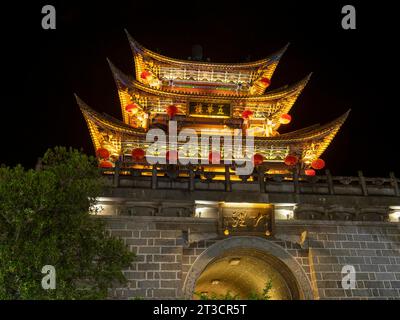 Vieille porte de ville chinoise avec des toits éclairés, Dali, Yunnan, Chine Banque D'Images