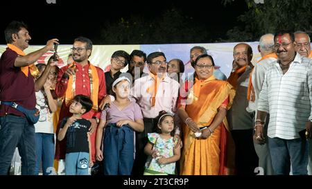 Rajkot, Gujarat, Inde. 24 octobre 2023. Le maire de Rajkot, Nayanaben Pedhadia, sur scène au Ravana Dahan Programme Racecourse Ground Rajkot. Crédit : Nasirkhan Davi/Alamy Live News Banque D'Images