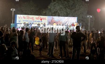 Rajkot, Gujarat, Inde. 24 octobre 2023. Une foule énorme se tient devant la scène pour le programme Ravana Dahan au Rajkot Racecourse Ground. Crédit : Nasirkhan Davi/Alamy Live News Banque D'Images