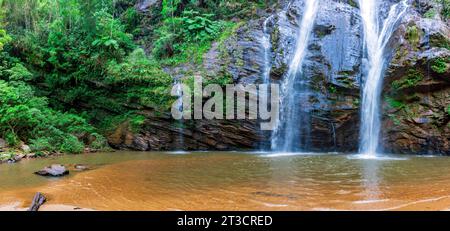 Petit lac formé par les eaux d'une cascade encastrée dans la forêt tropicale à Minas Gerais, Brésil Banque D'Images