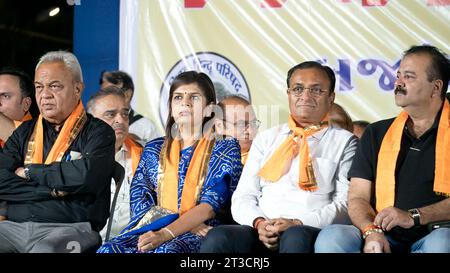 Rajkot, Gujarat, Inde. 24 octobre 2023. Rajkot ex maire Darshitaben Shah regardant public à Ravan Dahan, Rajkot Race course Ground. Crédit : Nasirkhan Davi/Alamy Live News Banque D'Images