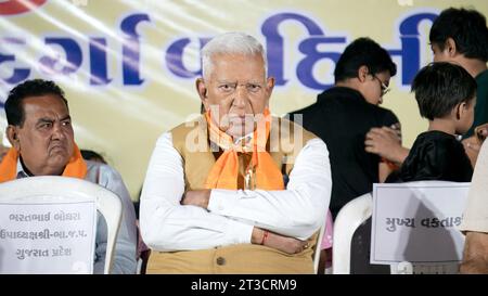 Rajkot, Gujarat, Inde. 24 octobre 2023. Ancien gouverneur Vajubhai Vala regardant public à Ravan Dahan, Rajkot Race course Ground. Crédit : Nasirkhan Davi/Alamy Live News Banque D'Images