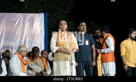 Rajkot, Gujarat, Inde. 24 octobre 2023. Gujarat ex cm Vijaybhai Rupani Discours public à Ravan Dahan dans Rajkot Race course Ground. Crédit : Nasirkhan Davi/Alamy Live News Banque D'Images