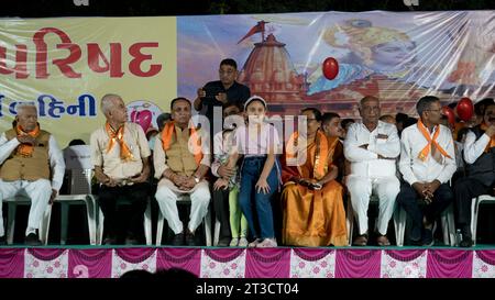 Rajkot, Gujarat, Inde. 24 octobre 2023. Sur le côté gauche, l'ex-gouverneur Vajubhai Vala, l'ex-cm de Gujarat Vijaybhai Rupani et le maire de Rajkot Naynaben Pedhadiya à Ravan Dahan sur le terrain de course de Rajkot. Crédit : Nasirkhan Davi/Alamy Live News Banque D'Images