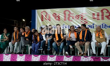 Rajkot, Gujarat, Inde. 24 octobre 2023. Sur le côté droit, l'ex-gouverneur Vajubhai Vala, le vice-président du BJP du Gujarat Bharatbhai Boghara et l'ex-maire Darshitaben Shah à Ravan Dahan sur le terrain de course de Rajkot. Crédit : Nasirkhan Davi/Alamy Live News Banque D'Images