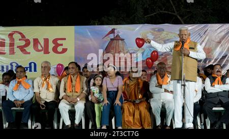 Rajkot, Gujarat, Inde. 24 octobre 2023. Discours public de l'ex-gouverneur Vajubhai Vala à Ravan Dahan sur le terrain de course de Rajkot, Gujarat ex cm Vijaybhai Rupani et le maire de Rajkot Naynaben Pedhadiya. Crédit : Nasirkhan Davi/Alamy Live News Banque D'Images