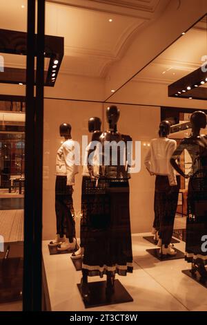 Mannequins élégants noirs dans une vitrine habillée dans une tenue à la mode. Collection de mode automne hiver Banque D'Images