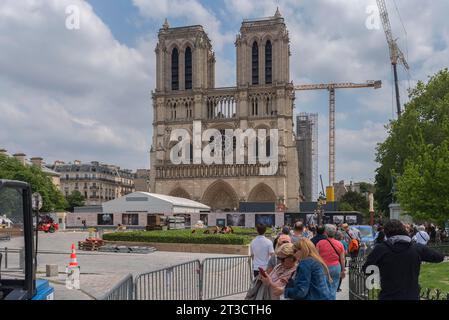 Tours de notre Dame, devant la barrière du chantier, Paris, France Banque D'Images