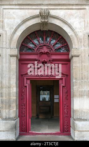 Entrée latérale de l'église Saint Paul Saint Louis, construite de 1627 à 1641, rue St. Antoine, Paris, France Banque D'Images