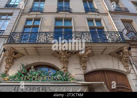 Chimères à l'extérieur des Chimères, petite brasserie, 133 rue Saint Antoine, Paris, France Banque D'Images