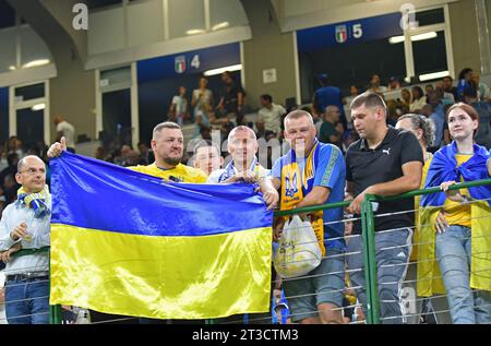 Milan, Italie - 11 septembre 2023 : les supporters ukrainiens montrent leur soutien lors du match de qualification de l'UEFA EURO 2024 Italie contre Ukraine au Stadio San Siro à Milan, Italie Banque D'Images