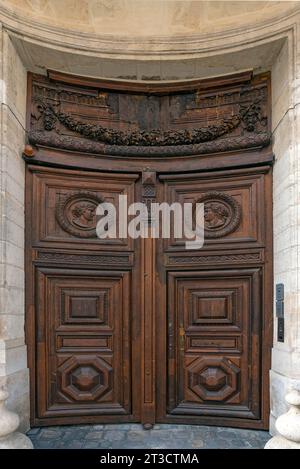 Porte décorative et historique de la Cour administrative d'appel, 68 rue François Miron, Paris, France Banque D'Images