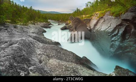 La rivière Sjoa, eau vive, longue exposition, Innlandet, Norvège Banque D'Images