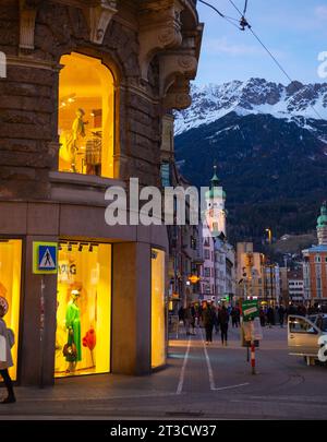 Innsbruck vieux bâtiments de la ville avec montagne de neige en arrière-plan Banque D'Images