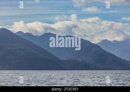 Les montagnes accidentées de San Cristoval s'élèvent abruptement de l'océan Pacifique dans la réserve de parc national Gwaii Haanas, Haida Gwaii, Britih Columbia, Canada Banque D'Images