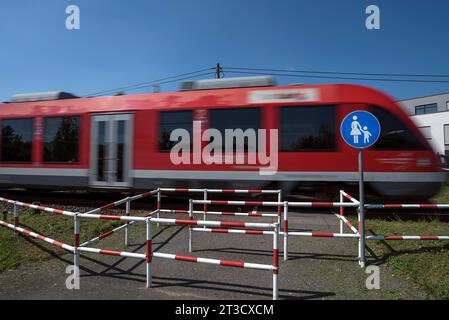 Passage à niveau pour piétons sans restriction, Graefenbergbahn à Eckental, moyenne-Franconie, Bavière, Allemagne Banque D'Images