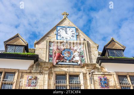 Armoiries royales sur façade du 17e siècle The Guildhall (Butter Cross), Cathedral Square, Peterborough, Cambridgeshire, Angleterre, Royaume-Uni Banque D'Images