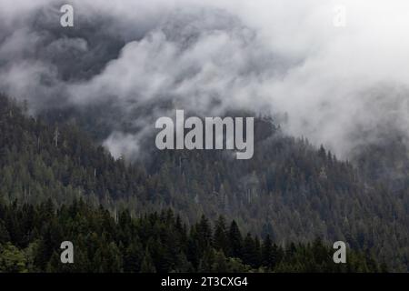 Les montagnes accidentées de San Cristoval s'élèvent abruptement de l'océan Pacifique dans la réserve de parc national Gwaii Haanas, Haida Gwaii, Britih Columbia, Canada Banque D'Images