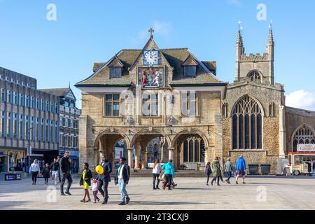 17e siècle le Guildhall (Croix) Beurre et St John the Baptist Church, Place de la Cathédrale, Peterborough, Cambridgeshire, Angleterre, Royaume-Uni Banque D'Images