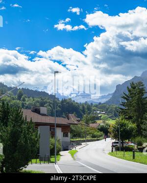 Une route traverse la vallée des Alpes avec pic de neige en arrière-plan à Kandersteg, Suisse Banque D'Images