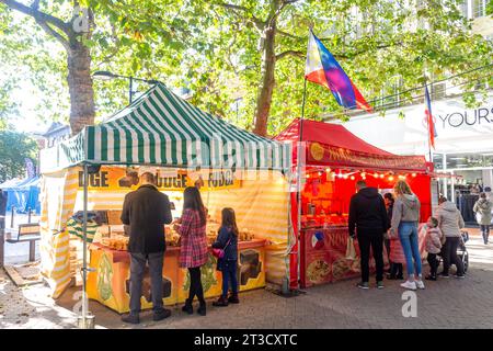 Stands de nourriture, Peterborough City Market, Bridge Street, Peterborough, Cambridgeshire, Angleterre, Royaume-Uni Banque D'Images