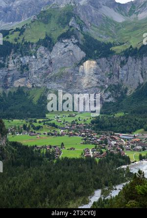 Vue aérienne du village de montagne à Kandersteg, Suisse, paysage ensoleillé Banque D'Images