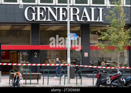 Les piétons passent devant le logo de la compagnie d'assurance italienne Generali dans son immeuble de bureaux en Espagne. Banque D'Images