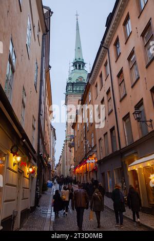 Stockholm, Suède – 28 novembre 2022 : résidences marchant dans les rues Gamla Stan de Stockholm le matin Banque D'Images