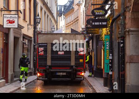 Un camion poubelle sur la rue étroite de la vieille ville à Stockholm Banque D'Images