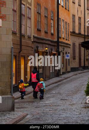 Stockholm, Suède – 28 novembre 2022 : des enfants marchent dans les rues Gamla Stan de Stockholm le matin Banque D'Images