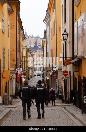 Stockholm, Suède – 28 novembre 2022 : résidences marchant dans les rues Gamla Stan de Stockholm le matin Banque D'Images