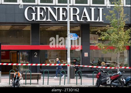 Madrid, Espagne. 16 octobre 2023. Les piétons passent devant le logo de la compagnie d'assurance italienne Generali dans son immeuble de bureaux en Espagne. (Image de crédit : © Xavi Lopez/SOPA Images via ZUMA Press Wire) USAGE ÉDITORIAL SEULEMENT! Non destiné à UN USAGE commercial ! Banque D'Images