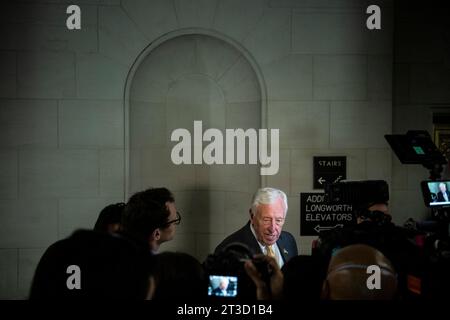 Washington, États-Unis. 24 octobre 2023. Le représentant Stony Hoyer (D-MD) parle aux médias près d'une réunion républicaine de la Chambre, au Capitole des États-Unis, à Washington, DC, le lundi 24 octobre, 2023. (Graeme Sloan/Sipa USA) crédit : SIPA USA/Alamy Live News Banque D'Images